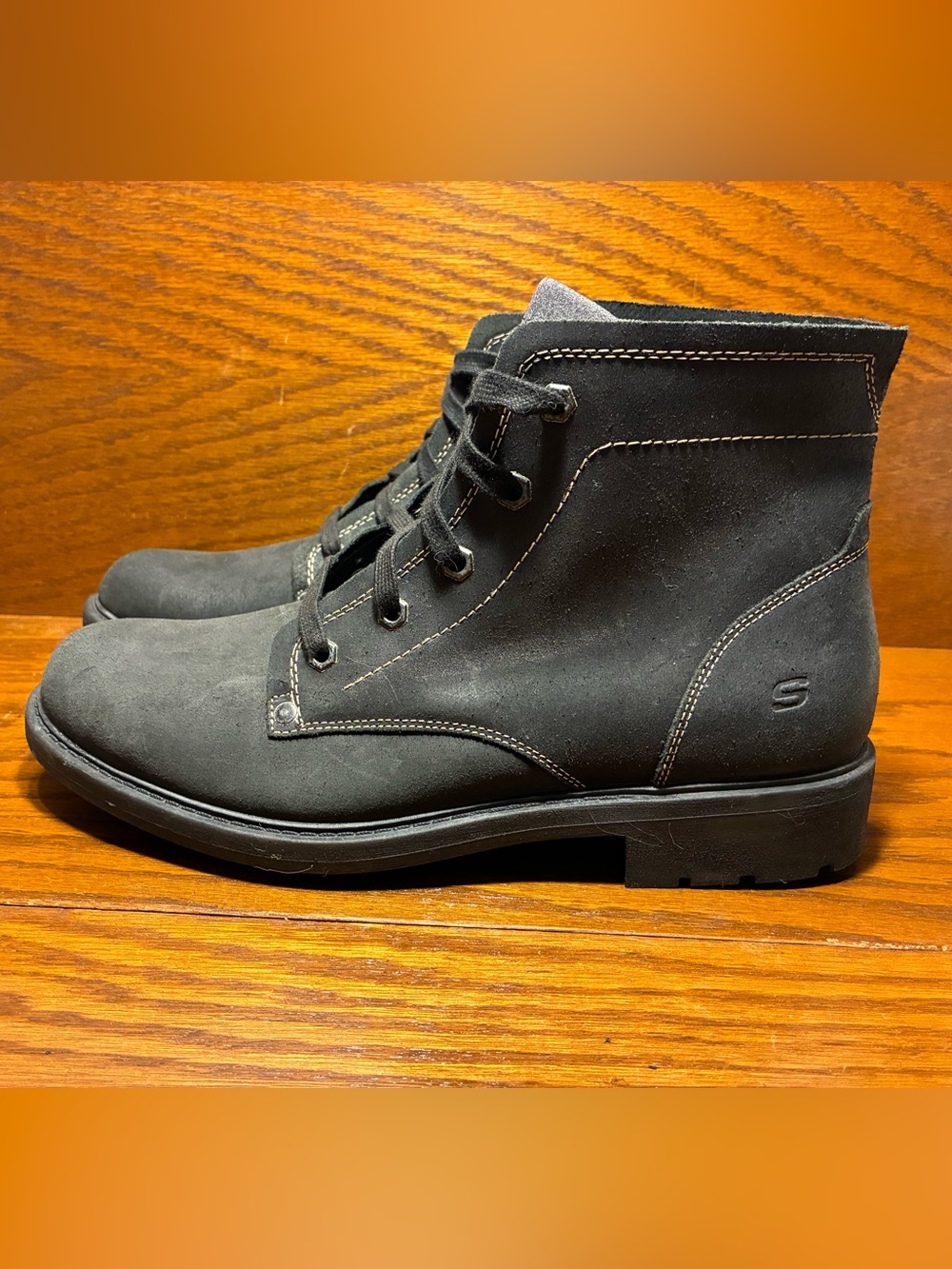 Skechers Black Leather Chukka Boots Men’s Size 10.5 (New with Flaws)
